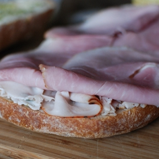 1. Этап. Сэндвич-кирпич: Далее - ломтики ветчины.