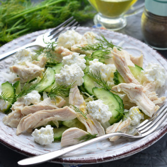 Салат с курицей и творогом