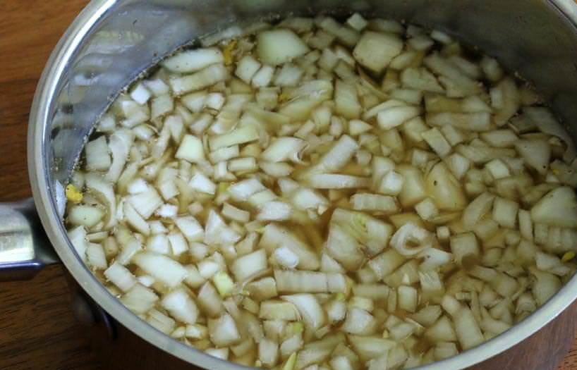 1. Этап. Салат из картофеля и лука: 5. Нарежьте мелко репчатый лук и выложите его в сотейник, отправьте его на огонь и доведите до кипения, затем сразу снимите с огня.