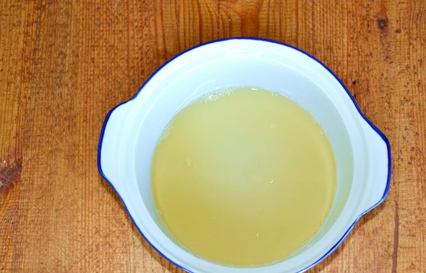 1. Этап. Кабачки в ананасовом соке на зиму: Влейте сок и отправьте на огонь.