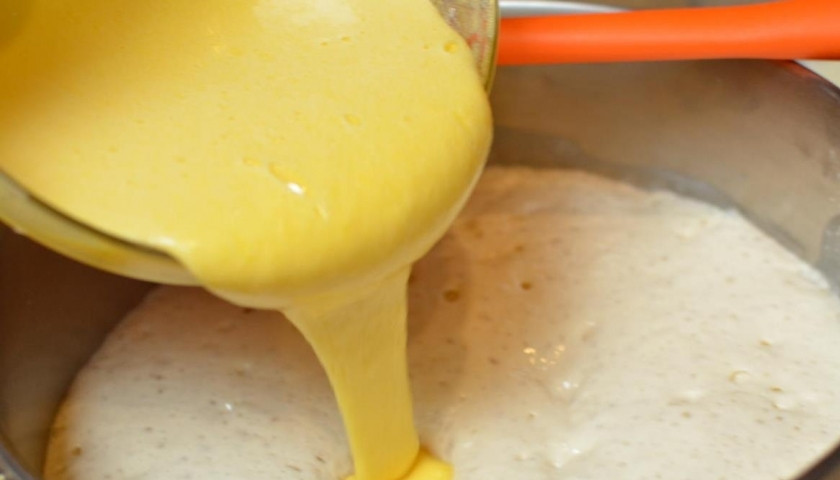 1. Этап. Тесто на куличи: В тесто замешиваем желтки, растопленное сливочное масло, винилин и белки.