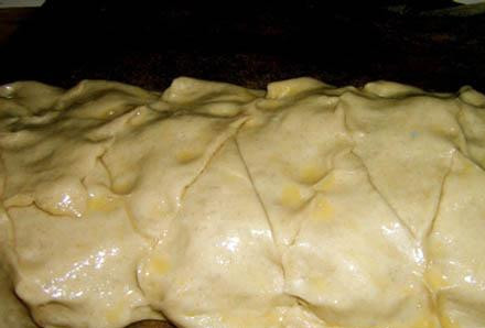 1. Этап. Сэндвич со свининой: Взбиваем яйцо вилкой и намазываем его кисточкой по плетенке.