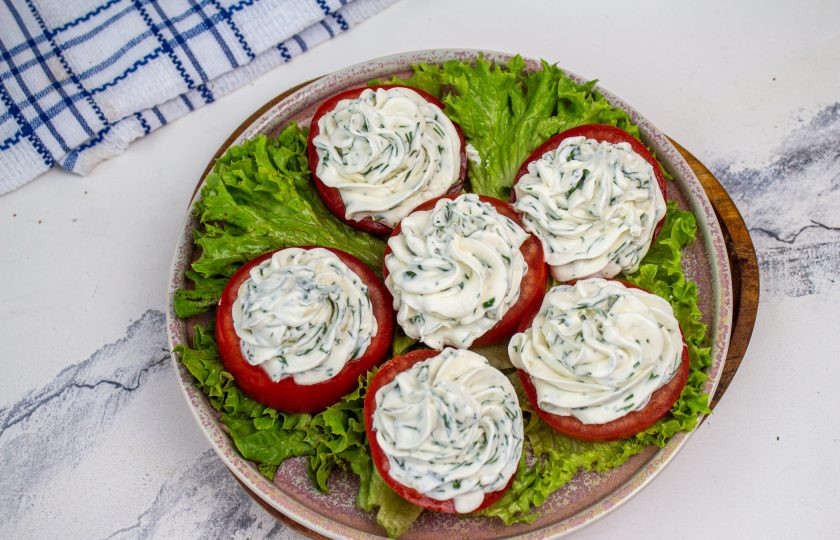 1. Этап. Помидоры с творожным сыром и чесноком: Отсадите оба вида крема на помидоры.