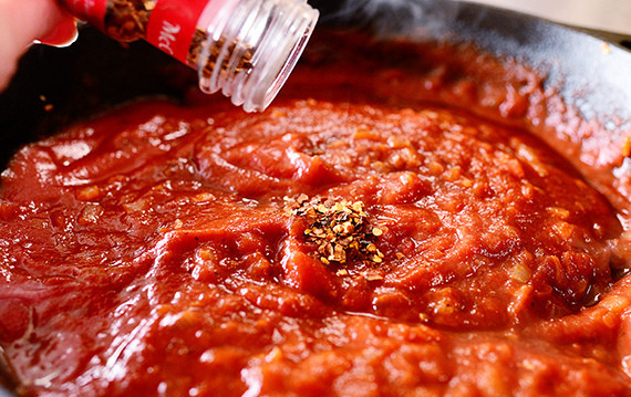 1. Этап. Паста с курицей и моцареллой: Добавить томатный соус, специи.