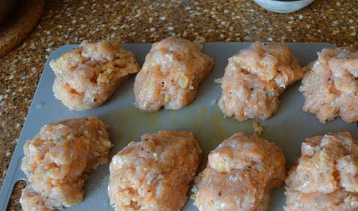 1. Этап. Рыбные котлеты с творожно-сливочной начинкой: Фарш разделить на 8 частей, по 98-100 г..