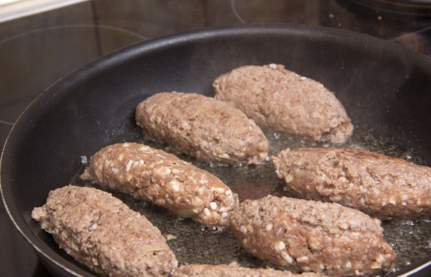 1. Этап. Фарш из баранины в домашних условиях: Если мясо с шампуров сваливается - ничего страшного, люля можно поджарить на сковородке, если дома, или на решетке, если на природе.