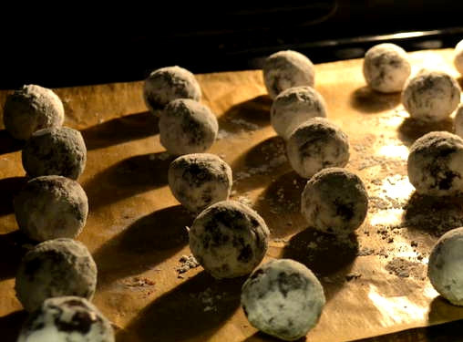 1. Этап. Печенье Коровка: После этого противень ставим в холодильник на полчаса. Разогреваем духовку до 180 градусов. Достаем поднос из холодильника. Проверяем, чтобы шарики находились друг от друга на расстоянии не менее чем в 2,5 см., иначе они слипнутся. Ставим в духовку.