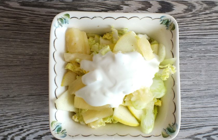 1. Этап. Салат Белые ночи с ананасом и сельдереем: К столу салат подайте в общем салатнике, а заправку отдельно. Салат заправляют индивидуально.