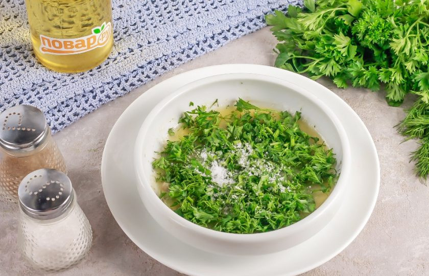 1. Этап. Виноградные улитки по-бургундски: Сливочное масло растопите на водяной бане или в микроволновке. Всыпьте в него оставшуюся соль, молотый черный перец, молотый чеснок. Измельчите промытую зелень укропа и петрушки, добавьте в емкость. Аккуратно перемешайте и остудите масло в холодильнике.