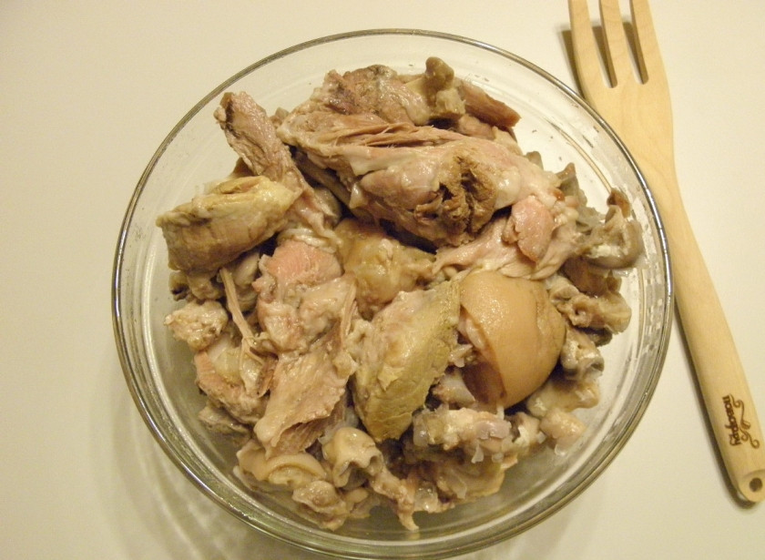 1. Этап. Студень из свиных ножек: Достаньте из бульона мясо с костями. Дайте ему немного остыть, чтобы можно было взять в руки. Отделите мясо от костей.