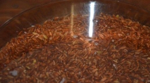 1. Этап. Бурый рис в духовке: Затем поставьте рис вариться в воде на средний огонь на 20 минут.