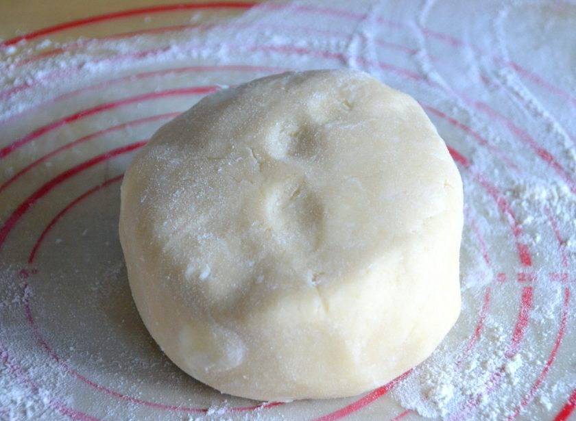 1. Этап. Рисовый пирог с вишней: Замесите эластичное тесто.