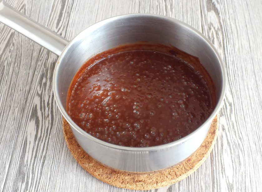 1. Этап. Шоколадно-банановый крем: Взбейте теплый крем погружным блендером. Это придаст крему гладкую структуру.