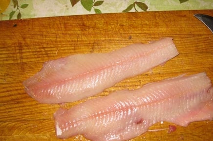 1. Этап. Шашлык из щуки: Аккуратно срезаем филе со шкурки.