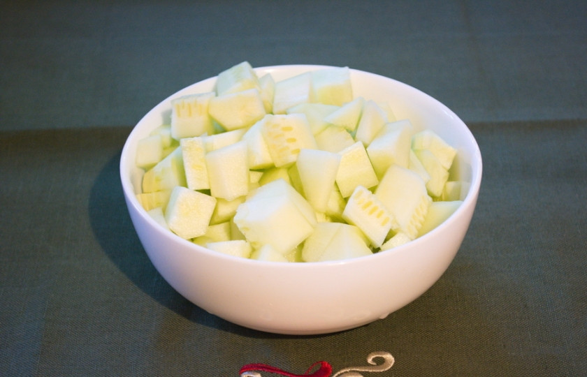 1. Этап. Рагу из баклажанов вкусное: 1 кабачок нарезать кубиком. Шкурку с овощей я снимаю.