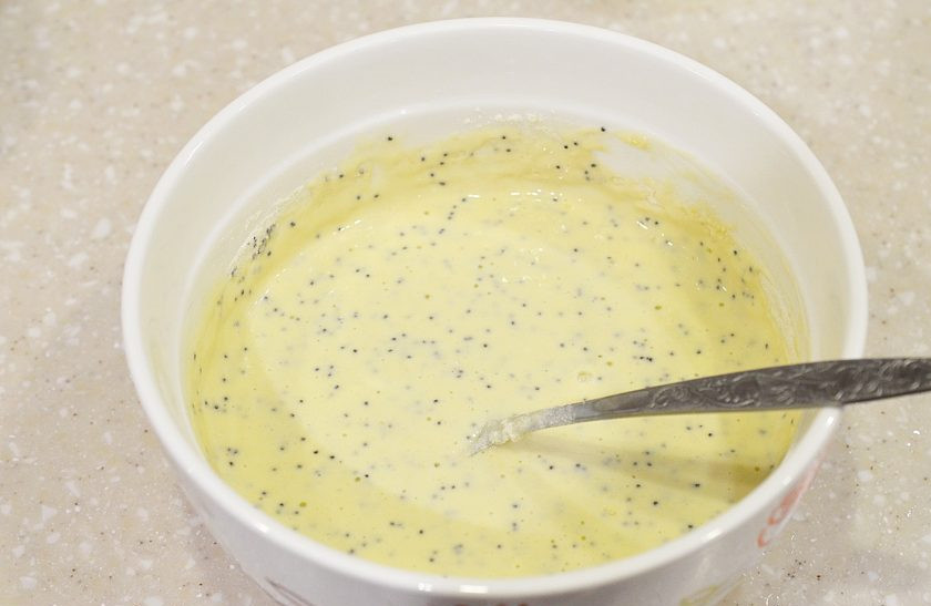 1. Этап. Тонкие блины с маком: Перемешайте, чтобы не было комочков.