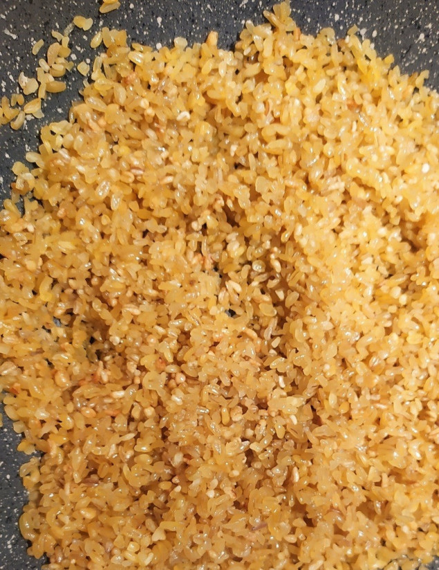 1. Stage. Bulgur with vegetables: Next, take a cauldron or frying pan and melt the butter. Pour the dry bulgur grits in the oil. Fry it for about 2 minutes until slightly golden.