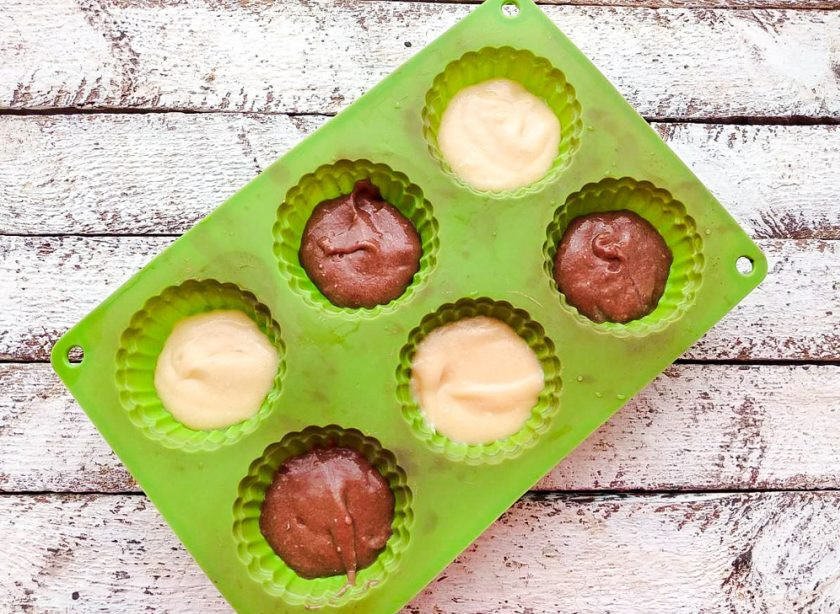 1. Этап. Двухцветные кексы: Возьмите форму для кексов и столовой ложкой выкладывайте половину теста.