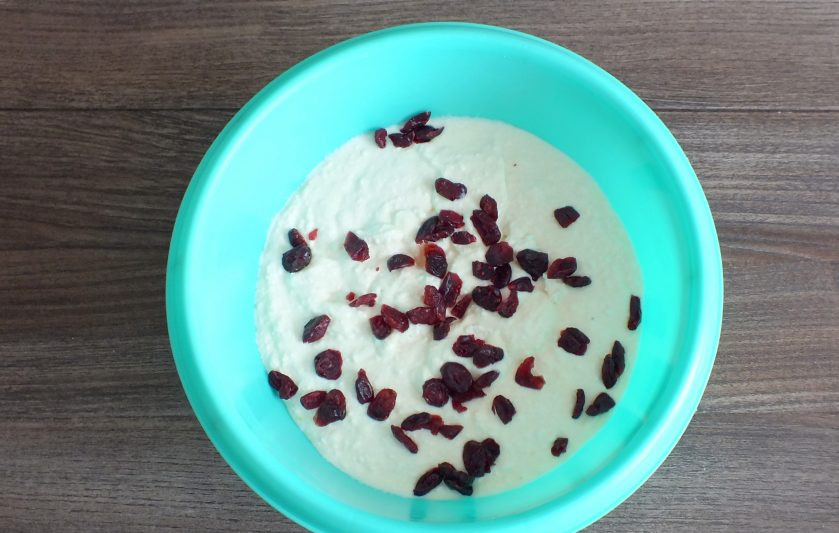 1. Этап. Творожная запеканка с кускусом: Добавьте клюкву. Перемешайте ложкой.