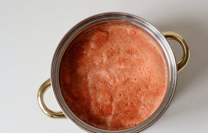 1. Этап. Домашний томатный сок на зиму: Перелейте получившийся сок в кастрюлю, добавьте сахар и соль. Доведите сок до кипения на сильном огне, затем проварите 6-7 минут на среднем огне.