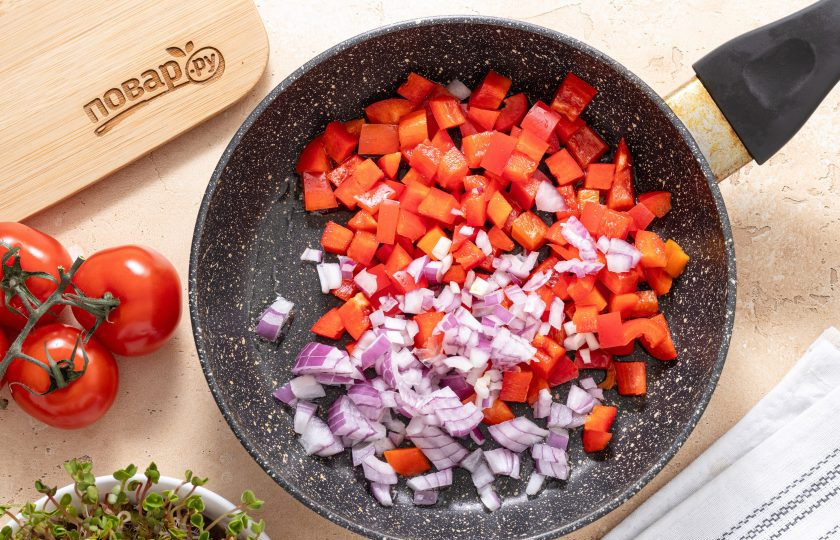1. Этап. Гордитас с фасолью: Для начинки обжарьте мелко порезанный красный лук с болгарским перцем 10-12 минут на среднем огне.