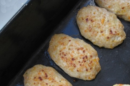 1. Этап. Котлеты в духовке из говядины: 4. Чтобы котлеты в духовке из говядины в домашних условиях хорошо прожарились и не подгорели, на первые 20-25 минут можно накрыть противень фольгой. Затем фольгу снять и поджарить котлетки до золотистой корочки.