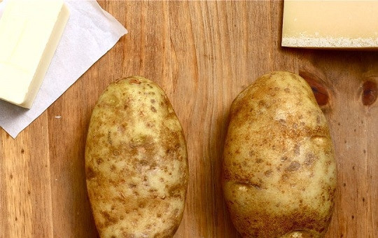 1. Этап. Картофельный веер с сыром: 1. Картофель вымойте как следует и обсушите.