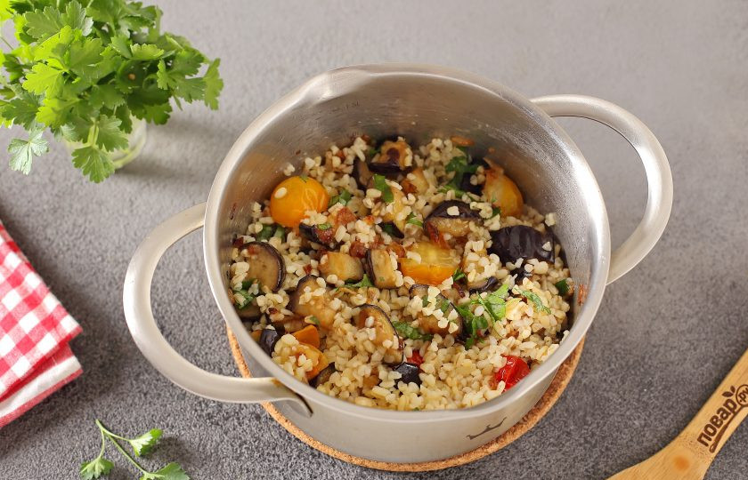 1. Этап. Салат с булгуром и баклажанами: Хорошо все перемешайте.