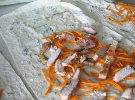 1. Этап. Свинина в лаваше: 3. На морковь выкладываю кусочки обжаренного мяса.