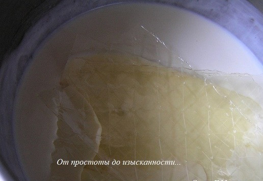 1. Этап. Торт Осенний поцелуй после жаркого лета: Добавьте отжатый желатин, перемешайте.