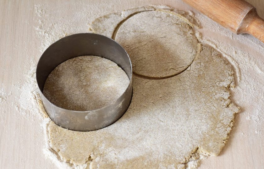 1. Этап. Ржаные лепёшки на кефире: Хорошенько припылите рабочую поверхность ржаной мукой, раскатайте аккуратно тесто в пласт толщиной примерно в 1/2 см., круглой вырубкой диаметром примерно в 7-10 см. вырубите заготовки будущих лепешек.