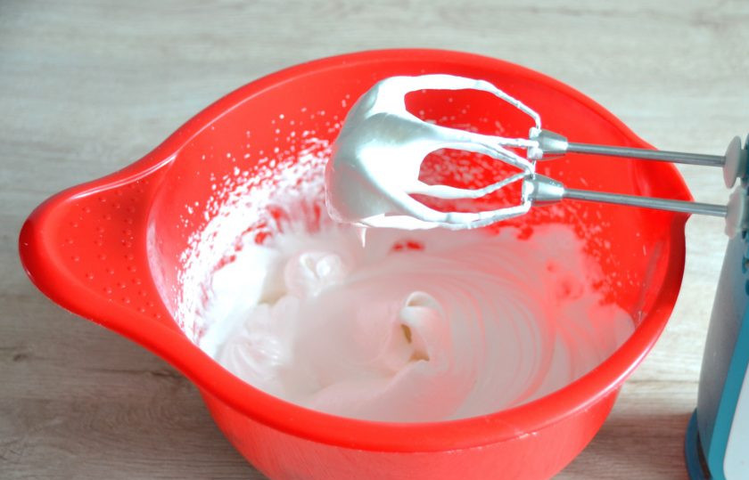 1. Этап. Польский пирог с яблоками и безе: Яичный белки взбейте сначала с щепоткой соли в пышную пену, постепенно всыпьте сахар не переставая взбивать. Взбивайте до стойких пиков.