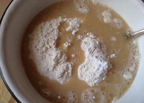 1. Этап. Булочки с медом: И добавляем медовый раствор дрожжей.