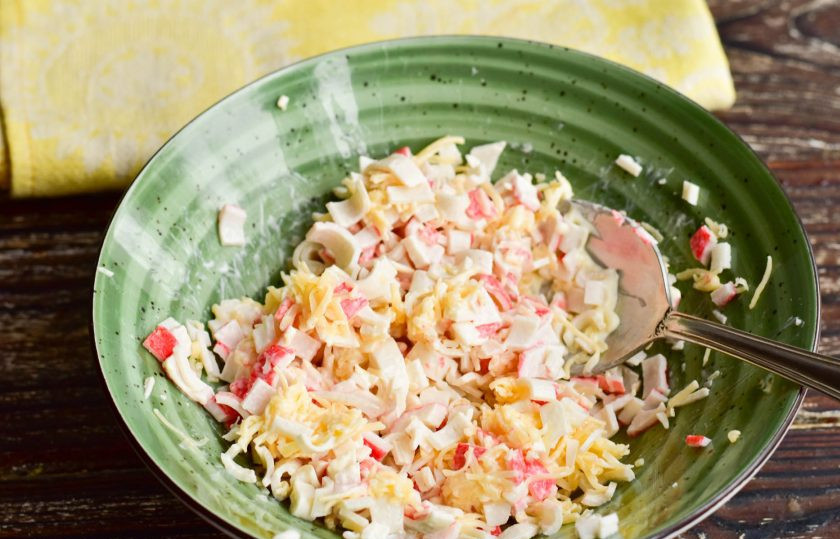 1. Этап. Крабовый салат как в Крошке-картошке: Все хорошо перемешайте.