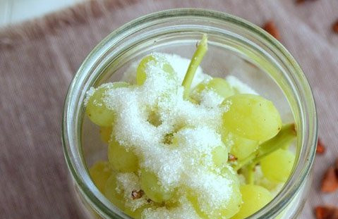 1. Этап. Виноград в сиропе: И насыпаем 100 грамм сахара.