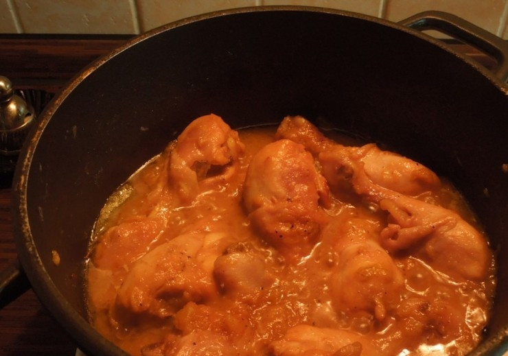 1. Этап. Курица по-еврейски: Когда лук станет мягким, можно добавлять курицу. Выкладываем ее в кастрюлю, добавляем соль и перец, перемешиваем и накрываем крышкой, тушим в течение 40 минут на медленном огне. Я использовала здесь куриную голень, но вы можете таким образом приготовить абсолютно любую часть курицы.