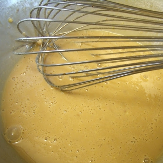 1. Этап. Соус Цезарь: Добавляем уксус (я использовал бальзамический, но подойдет любой пищевой) и при помощи венчика взбиваем все до однородности.