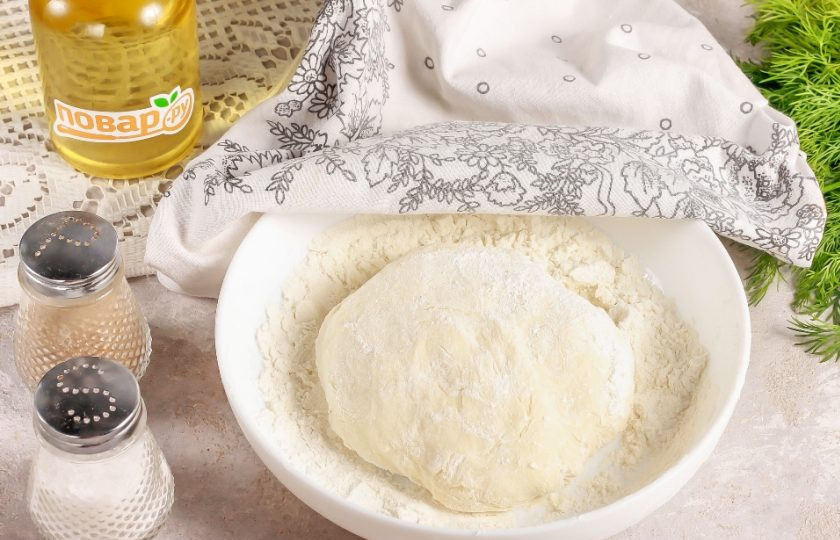 1. Этап. Пицца «Семейная»: Приготовленное тесто накройте полотенцем или салфеткой и оставьте на 10 минут в покое, оно должно вырасти в размерах вдвое. Пока тесто доходит, натрите твердый сыр на терке, колбасу нарежьте кружочками или четвертинками, а помидоры — ломтиками.