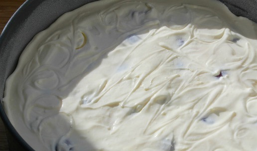 1. Этап. Сочная творожная запеканка с черешней: Верхний слой - сметана.