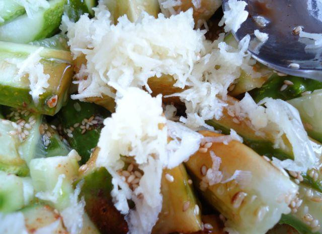 1. Этап. Огурцы по-корейски: Далее в огурцы добавляем масло с кунжутом, смешиваем и добавляем чеснок. Ставим блюдо в холодильник настояться 1-2 часа. Готово!