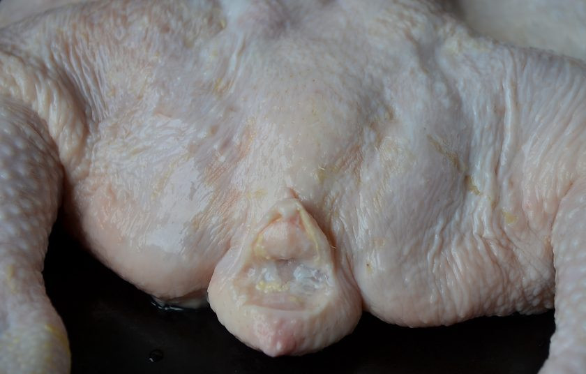 1. Этап. Жареный цыпленок целиком: Удалите копчиковую железу, она находится в хвостике (смотрите фото). Ножом сделайте горизонтальный разрез, вы сразу увидите железы (2 шт) желтоватого цвета, их желательно удалить, чтобы осталось чистое мясо и кожа.