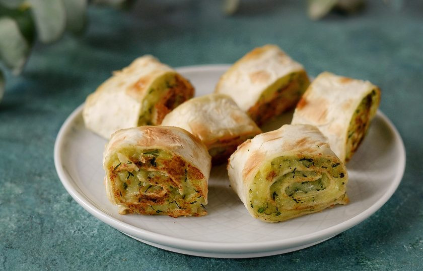 1. Этап. Постные начинки для лаваша: Нарежьте рулет ломтиками. Обжарьте на сковороде пару минут. Приятного аппетита!