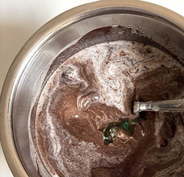 1. Этап. Шоколадно-кокосовый мусс: Добавить кокосовое молоко и мятный сироп, хорошо перемешать до однородности. Если у вас есть мятное масло, рекомендую взять именно его (2-3 капли), будет ещё ароматнее!