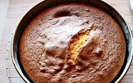 1. Этап. Тортик с клубникой: 12. Выпекайте минут 40 до румяности.