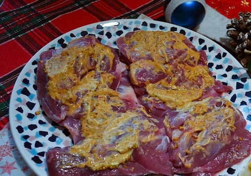 1. Этап. Буженина из индейки в соусе: Смешать майонез, горчицу и аджику. Смазать этой смесью мясо индейки со всех сторон.