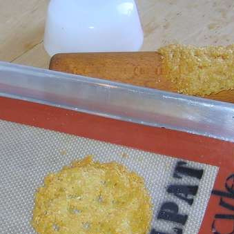 1. Этап. Чипсы из сыра: Выкладываем чипсы с помощью тонкой лопаточки-шпателя. Пока чипсы теплые Вы можете придать им любою форму.