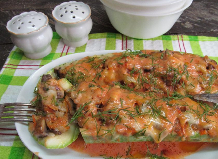 1. Этап. Кабачки с рисом и грибами: Кабачки разложите на блюдо и обязательно полейте соусом из формы, в котором они готовились. Посыпьте зеленью на свой вкус.