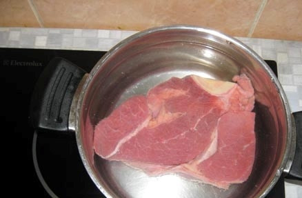 1. Этап. Рассольник классический: Мясо кладем в кастрюлю примерно на 4 литра. Доводим до кипения и варим на медленном огне, снимая пену.