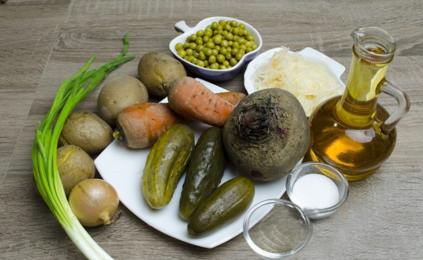 1. Этап. Винегрет Простой: Подготовьте необходимые ингредиенты. Овощи промойте, картофель, морковь и свеклу отварите до готовности.