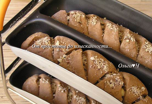 1. Этап. Багеты с шоколадом и миндалём: Посыпьте багеты рубленным миндалем (для лучшего прикрепления миндаля, багеты предварительно можно смазать водой, молоком или яйцом). Подставку с багетами установите в хлебопечку. Нажмите кнопку пуска и программа продолжится. Примерно через час багеты будут готовы.